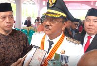 Buapti Boalemo, Drs. Rum Pagau saat diwawancara oleh awak media setelah selesai rangakain upacara HUT RI 81. Foto/@redaksi