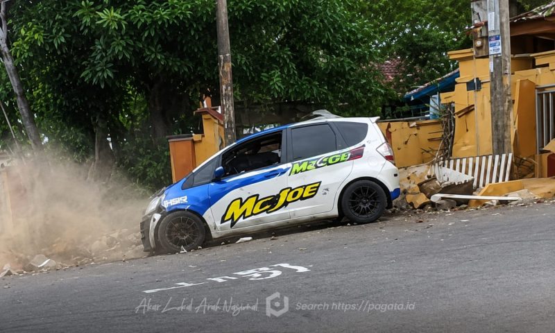 Mobil peserta event dengan merek Honda Jazz yang hilang kendali pada kejadian maut. Foto/@ist.